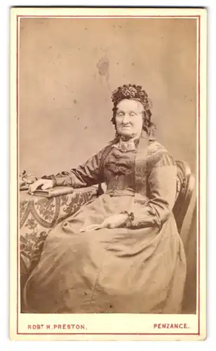 Fotografie Robt H. Preston, Penzance, Ältere Dame mit Blumen geschmücktem Haarband