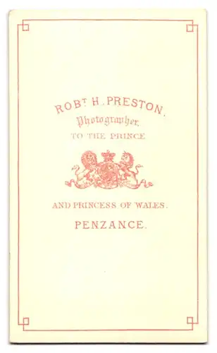 Fotografie Robt H. Preston, Penzance, Ältere Dame mit Blumen geschmücktem Haarband