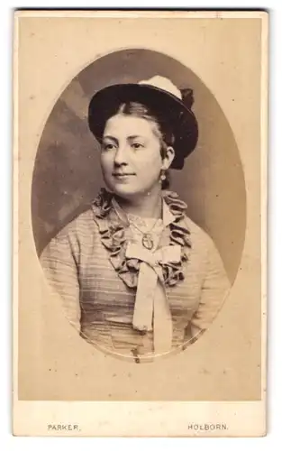 Fotografie Parker, Holborn, 40. High Holborn, Dame mit Hut im Halbprofil