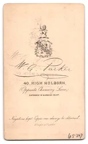 Fotografie Parker, Holborn, 40. High Holborn, Dame mit Medaillon und Blumenkörbchen