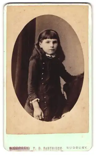 Fotografie T. G. Partridge, Sudbury, 8. Sepulchre St., Junges Mädchen im schwarzen Kleid