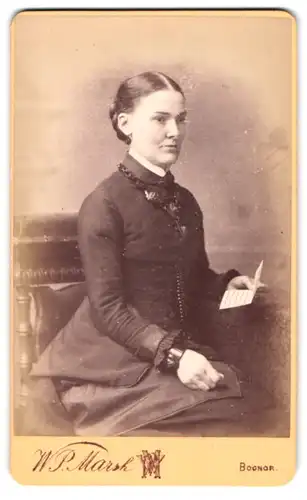 Fotografie W. P. Marsh, Bognor, Waterloo Square, Dame mit Brief in der Hand