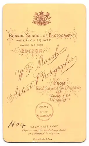 Fotografie W. P. Marsh, Bognor, Waterloo Square, Dame mit Brief in der Hand