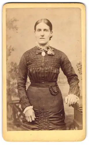 Fotografie J. B. Smith & Son, Nottingham, 1. Portland Road, Dame im plissierten Kleid mit Medaillon