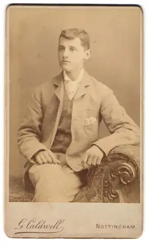 Fotografie G. Caldwell, Nottingham, Carrington Street, Junger Mann im Anzug auf Recamiere sitzend