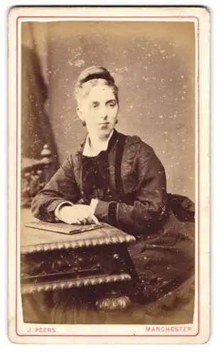 Fotografie J. Peers, Manchester, Lr. Mosley St., Junge Dame mit Haarband am Tisch sitzend