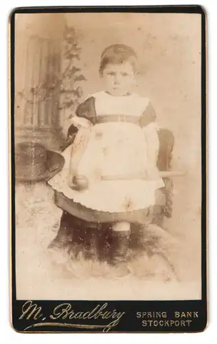Fotografie M. Bradbury, Stockport, Spring Bank, Kleinkind mit Spielzeug an Sessel sitzend