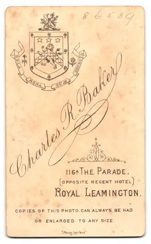 Fotografie C. R. Baker, Royal Leamington, 116A. The Parade, Dame in Samttournüre mit Knopfleiste