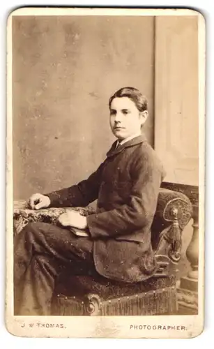 Fotografie J. W. Thomas, Hastings, 45. George St., Junger Mann auf Sessel sitzend