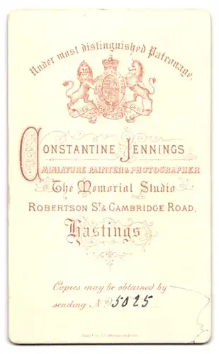 Fotografie Constantine Jennings, Hastings, Robertson St., Dame mit Brosche im Profil