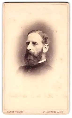 Fotografie Henry Knight, St. Leonards on Sea, Mann mit Vollbart in Profilansicht