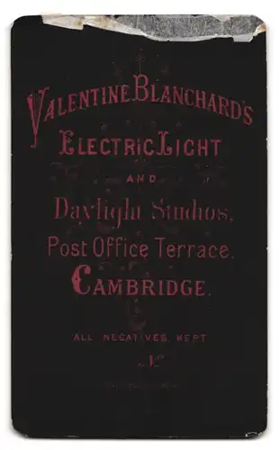 Fotografie Valentine Blanchard, Cambridge, Post Office Terrace, Junger Mann mit Einstecktuch