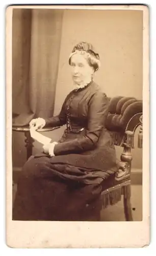 Fotografie Smith, Bridgwater, Wembdon Road, Ältere Dame auf Stuhl sitzend