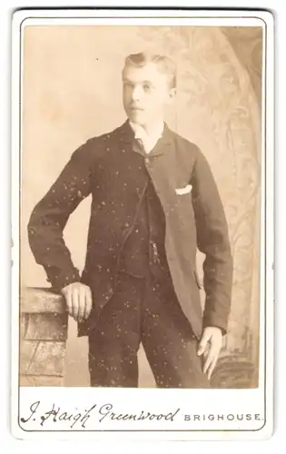 Fotografie J. Haigh Greenwood, Brighouse, Junger Mann im Anzug