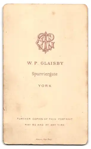Fotografie W. P. Glaisby, York, Spurriergate, Junger Mann an Stuhl anlehnend