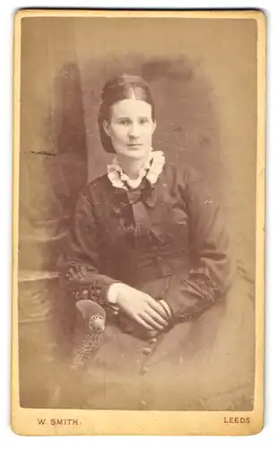 Fotografie W. Smith, Leeds, 57. Park Lane, Dame im schwarzen Kleid mit weissen Spitzenkragen
