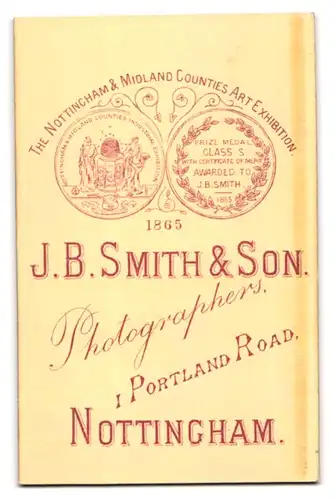 Fotografie J. B. Smith & Son, Nottingham, 1. Portland Road, Dame im Tournürenkleid neben Grünpflanzen