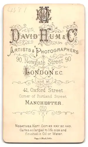 Fotografie David Hum & Co, London, 90 Newgate Street, Junge Frau mit verziertem Jackensaum