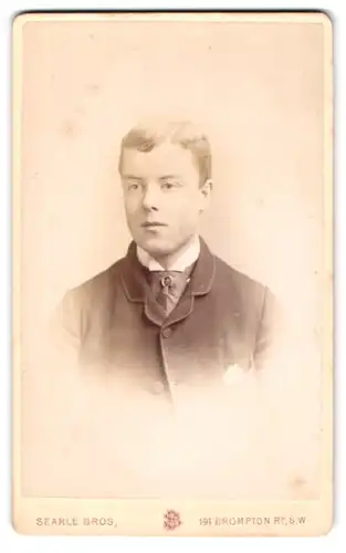 Fotografie Searle Bros, London, 191 Brompton Road, Junger Herr mit Krawatte