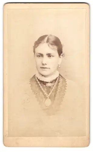 Fotografie F. Treble, Norwich, Victoria Hall, Junge Frau mit Medaillon