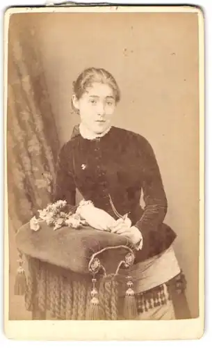 Fotografie Tho. C. Bayfield, Horsham, North Street, Junge Dame mit einem Blumenstrass
