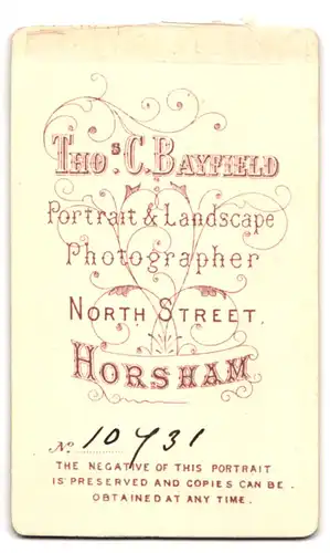 Fotografie Tho. C. Bayfield, Horsham, North Street, Junge Dame mit einem Blumenstrass