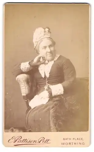 Fotografie Pattison Pett, Worthing, Bath Place, Ältere Dame mit üppigem Kopfputz