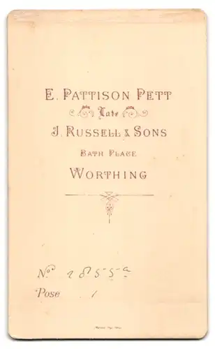 Fotografie Pattison Pett, Worthing, Bath Place, Ältere Dame mit üppigem Kopfputz