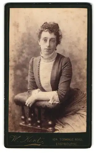 Fotografie W. Kent, Eastbourne, 104. Terminus Road, Junge Dame mit Locken