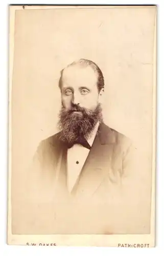 Fotografie S. W. Oakes, Patricroft, 113. Philipps Street, Herr im Anzug mit Bart