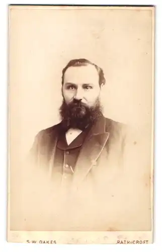 Fotografie S. W. Oakes, Patricroft, 113. Philipps Street, Vollbärtiger Herr mit hoher Stirn