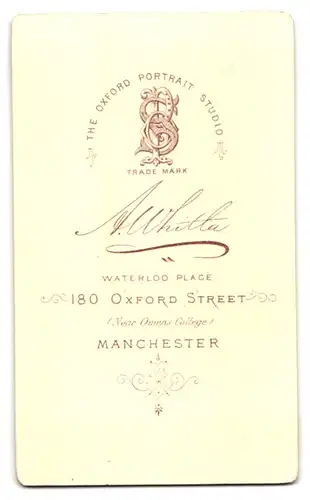 Fotografie A. Whitla, Manchester, 180 Oxford Street, Waterloo Place, Reifere Dame mit Kopfputz