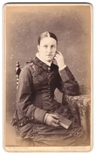 Fotografie W. Brunton, East Dereham, High Street, Dame mit fransigem Jackenkragen