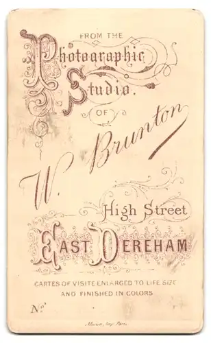 Fotografie W. Brunton, East Dereham, High Street, Dame mit fransigem Jackenkragen