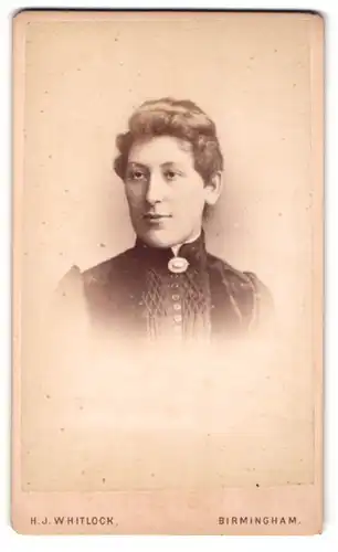 Fotografie H. J. Whitlock, Birmingham, 11. New Street, Junge Frau mit Brosche