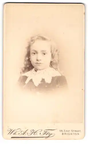 Fotografie W. & A. H. Fry, Brighton, 68. East Street, Süsses kleines Mädchen mit langen Haaren