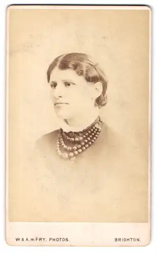 Fotografie W. & A. H. Fry, Brighton, 68. East Street, Dame mit meehrreihiger Perlenkette