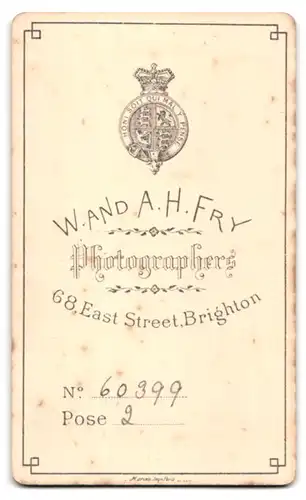 Fotografie W. & A. H. Fry, Brighton, 68. East Street, Schnauzbärtiger Herr in feinem Anzug