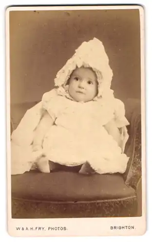 Fotografie W. & A. H. Fry, Brighton, 68. East Street, Süsser Säugling mit verziertem Mützchen