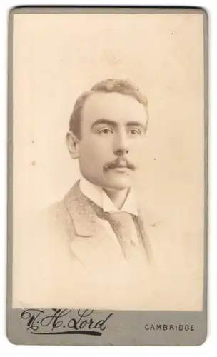 Fotografie R. H. Lord, Cambridge, 13 Market Place, Portrait eines Herrn mit feiner Krawatte