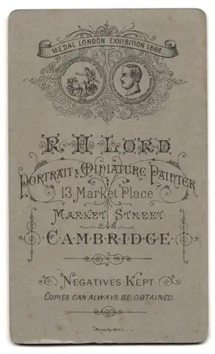 Fotografie R. H. Lord, Cambridge, 13 Market Place, Portrait eines Herrn mit feiner Krawatte