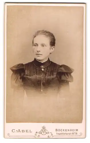 Fotografie C. Abel, Frankfurt a. M.-Bockenheim, Junge Dame im Kleid mit Herzkette