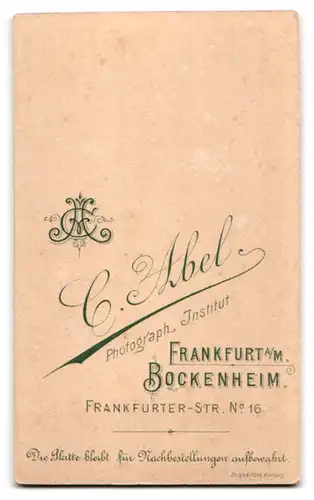 Fotografie C. Abel, Frankfurt a. M.-Bockenheim, Junge Dame im Kleid mit Herzkette