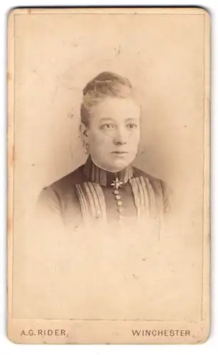 Fotografie A. G. Rider, Winchester, 11, Jewry Street, Bürgerliche Dame mit Hochsteckfrisur