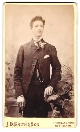 Fotografie J. B. Smith & Son, Nottingham, 1, Portland Road, Junger Herr im Anzug mit Krawatte