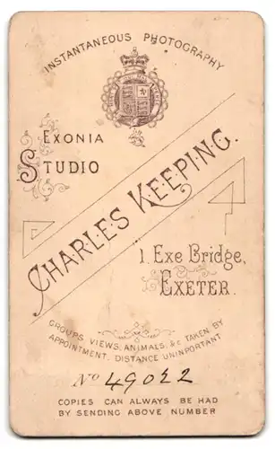 Fotografie Charles Keeping, Exeter, 1, Exe Bridge, Bürgerliche Dame mit Kragenbrosche und Amulett