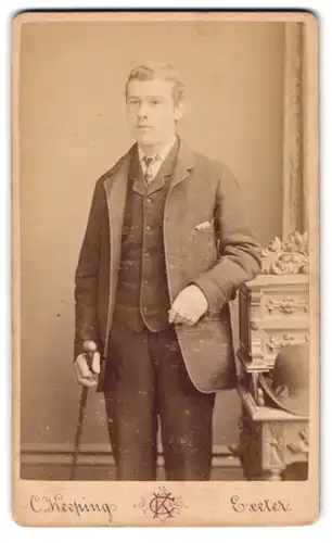 Fotografie Charles Keeping, Exeter, 1, Exe Bridge, Junger Herr im Anzug mit Krawatte