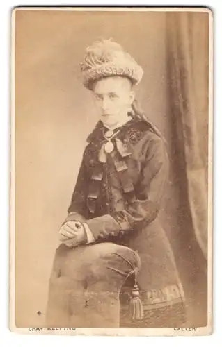 Fotografie Charles Keeping, Exeter, 1, Exe Bridge, Modisch gekleidete Dame mit Amulett