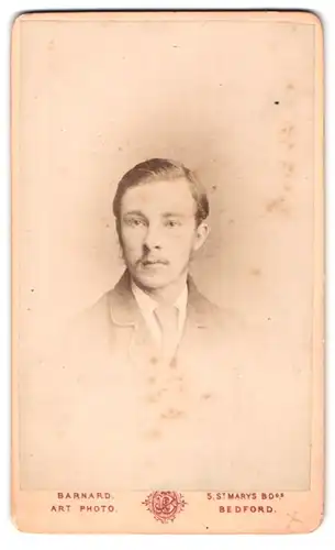 Fotografie J. Barnard, Bedford, 5, Saint Marys Buildings, Junger Herr im Anzug mit Krawatte