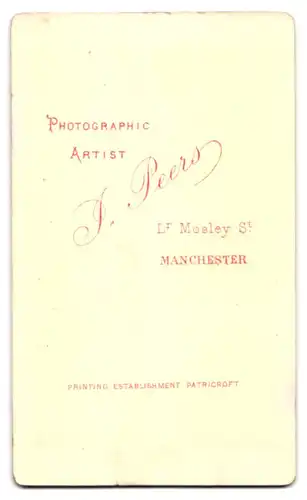 Fotografie J. Peers, Manchester, Lr. Mosley St., Bürgerliche Dame in zeitgenössischer Kleidung